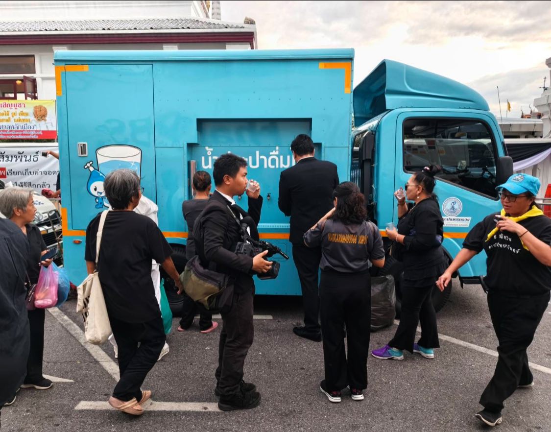 กปน. สนับสนุนรถน้ำดื่มเย็น บริการประชาชน ที่มาเฝ้ารอรับขบวนเคลื่อนพระบรมศพ สมเด็จพระนางเจ้าสิริกิติ์ พระบรมราชินีนาถ พระบรมราชชนนีพันปีหลวง