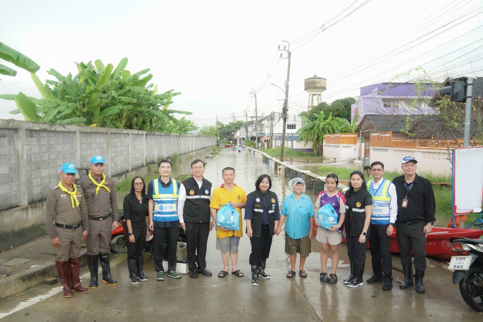 กปน. ลงพื้นที่มอบถุงยังชีพช่วยเหลือผู้ประสบอุทกภัยในจังหวัดนนทบุรี
